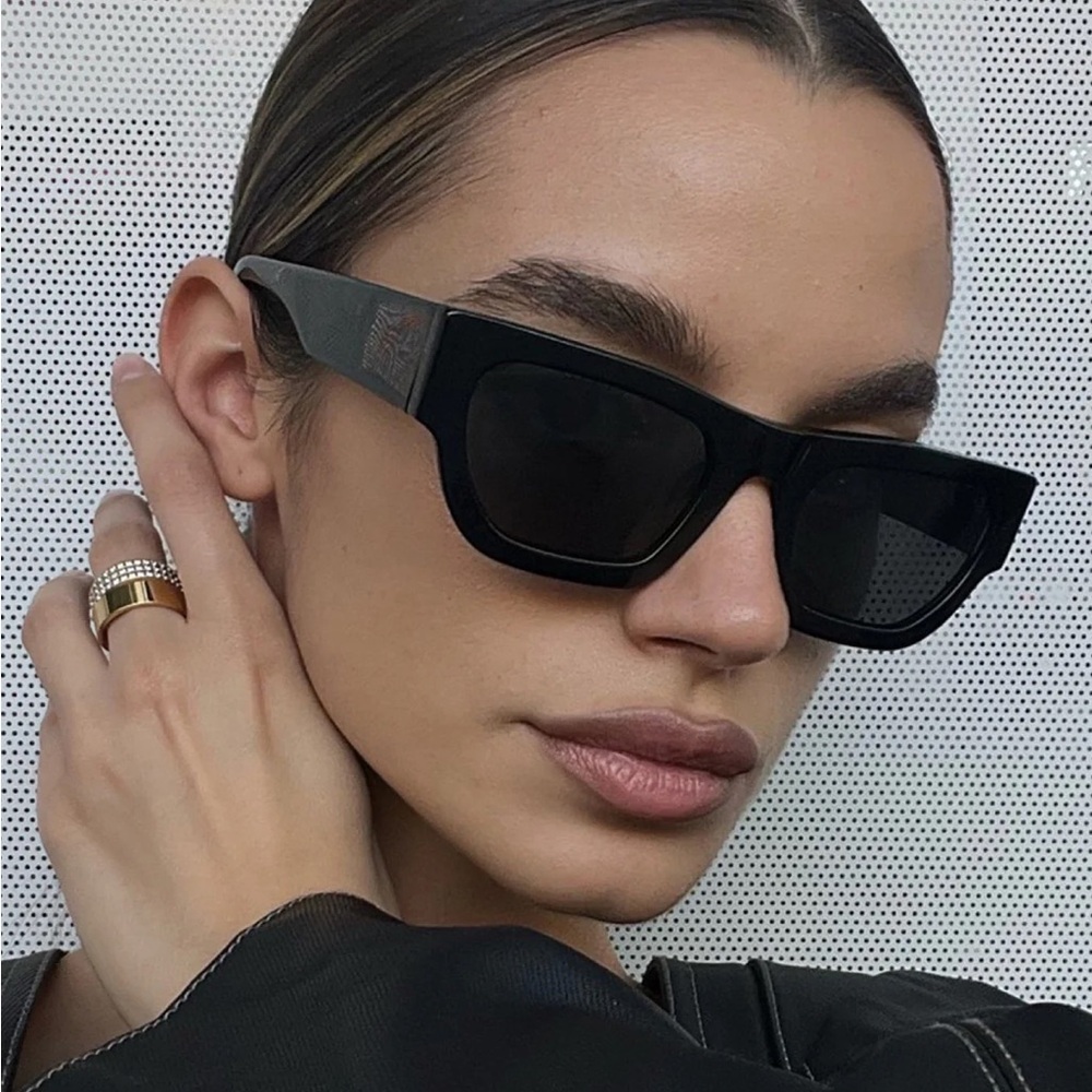 Vehla Finn black sunglasses